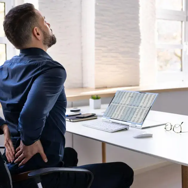 Kreuzschmerzen durch Bewegungsmangel: Ursachen, Symptome und effektive Hilfe